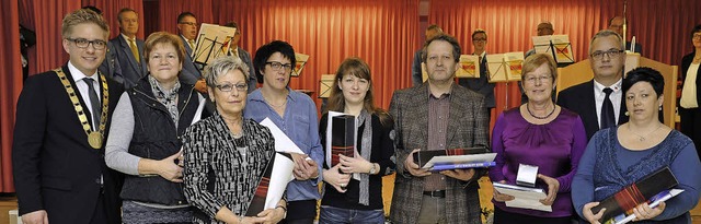 Brgermeister Kai-Achim Klare (links) ...rechts) mit den geehrten Blutspendern   | Foto: Bernhard Rein