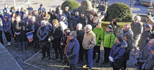 Rund 100 Menschen gedenken vor dem Rat...dten in ganz Deutschland und Europa.   | Foto: Fischer