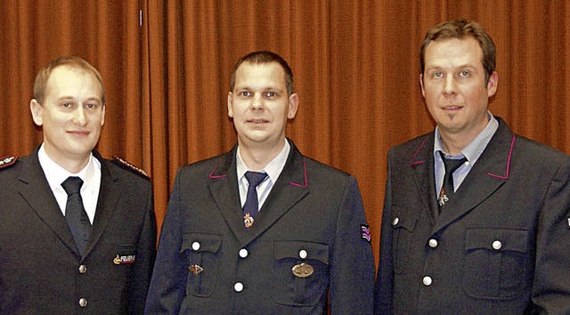 Oliver Brenner (Mitte) ist neuer Komma...d Gesamtwehrkommandant Bernd Leppert.   | Foto: reiner beschorner