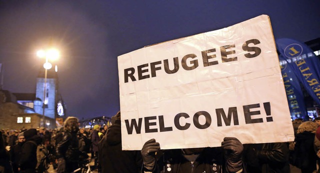 Wie bei dieser Demonstration in Hambur...ssenden: Flchtlinge sind willkommen.   | Foto: dpa