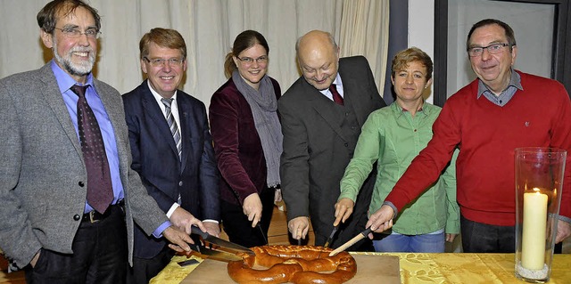 Rcken der Neujahrsbrezel zu Leibe (vo...eisterstellvertreter  Manfred Steinke   | Foto: Julius Steckmeister