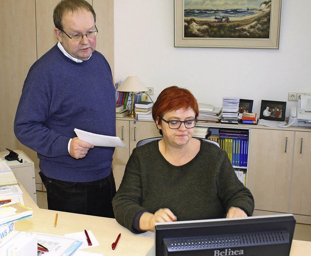 Pfarrer Jan Grzeszewiski bespricht mit...rbro in Ibach verschiedene Arbeiten.   | Foto: Cornelia Liebwein