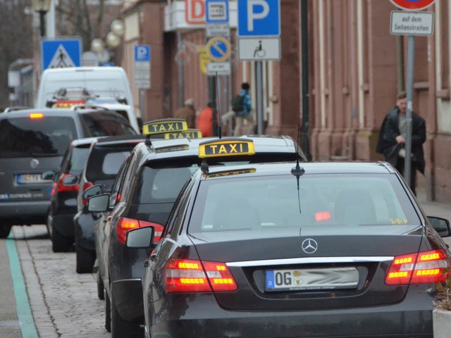 Taxis  vor dem Offenburger Bahnhof  | Foto: Helmut Seller