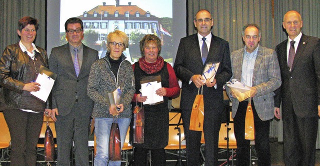 Die Ehrennadel des Gemeindetages fr z...er (auf dem Bild fehlt Sascha Deris).   | Foto: Manfred Lange