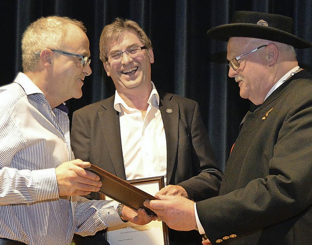 Die Landesehrennadel konnte Brgermeis...o und Heribert Oberrieder berreichen.  | Foto: Manfred Frietsch