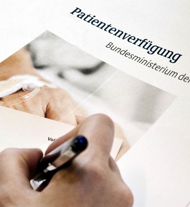 Hilfe bei der Patientenverfgung ist e...Freiburger Betreuungsvereine anbieten.  | Foto: Koark/dpa
