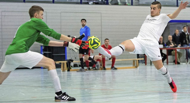 Fingerspitze gegen Fuspitze:  Torwart...unzingen an den Futsal-Ball zu kommen.  | Foto: Markus Schaechtele