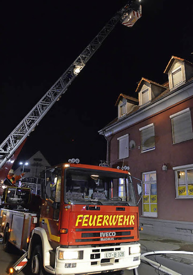 Auch der Drehleiterwagen aus Bad Belli...Schliengen zur Untersttzung vor Ort.   | Foto: Huber