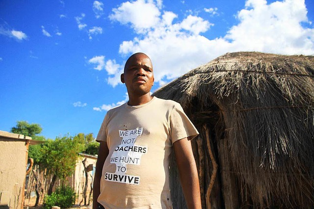 Ein Aktivist der Buschmnner steht vor seiner Htte in New Xade.   | Foto: DPA