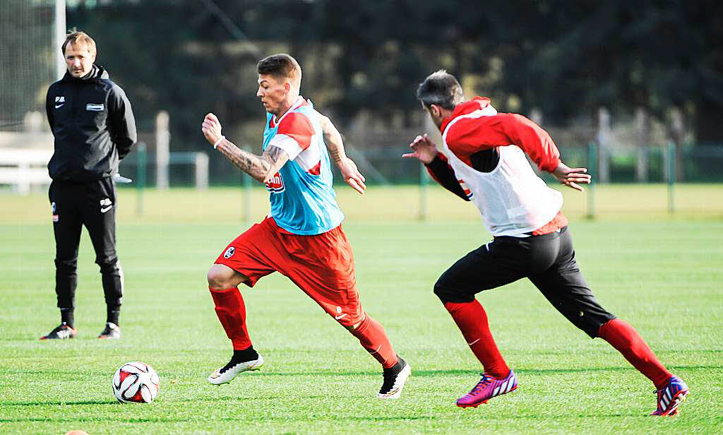 Co-Trainer Patrick Baier beobachtet das Laufduell zwischen Maik Frantz (Mitte) und Marc Torrejon (rechts).