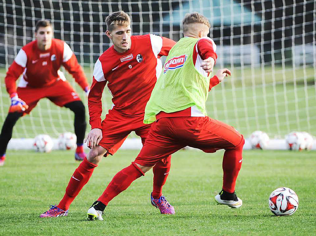 Jonathan Schmid (rechts) versucht an Nils Petersen vorbeizuziehen.