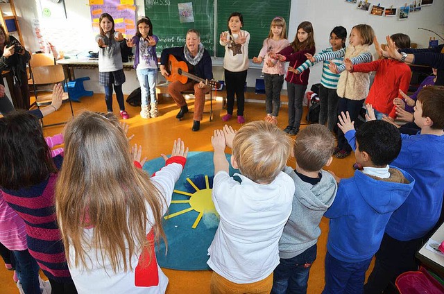 Auch Lieder gehren zum Mut tut gut-Pr...chweizer-Schule gaben eine Kostprobe.   | Foto: Ehrentreich