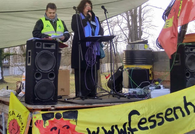 Worte und Fahnen gegen das Atomkraftwerk in Fessenheim  | Foto: privat