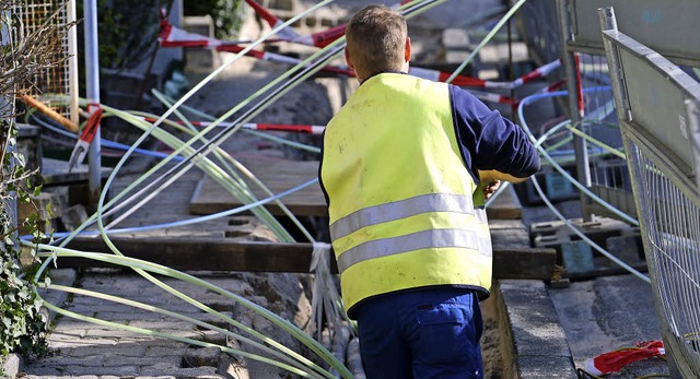 So wie auf diesem Bild in Hessen knnt...rnetz fr die DSL-Anbindung ausbauen.   | Foto: dpa