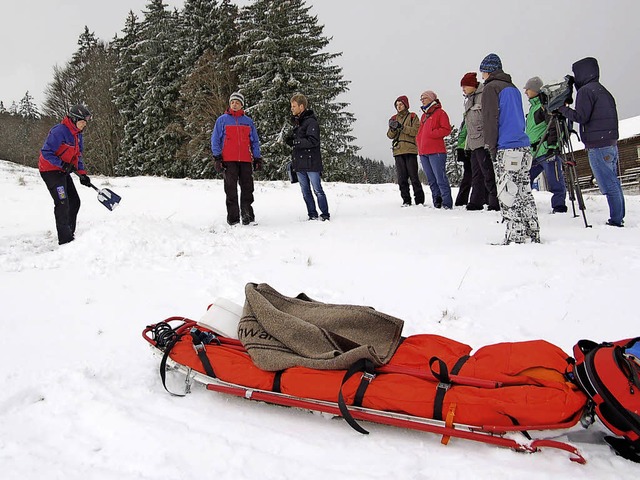 16 Snowboard- und Skifahrer, Tourengeh...n Verschtteten schnell freischaufelt.  | Foto: Ulrike Jger