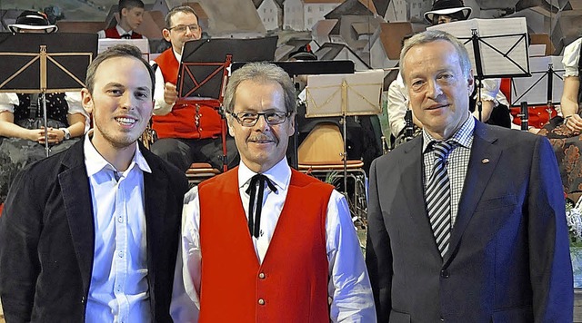 Fabian Schwrer (von links)  und Haral...den von Brgermeister Bentler geehrt.   | Foto: Herbert Geisler