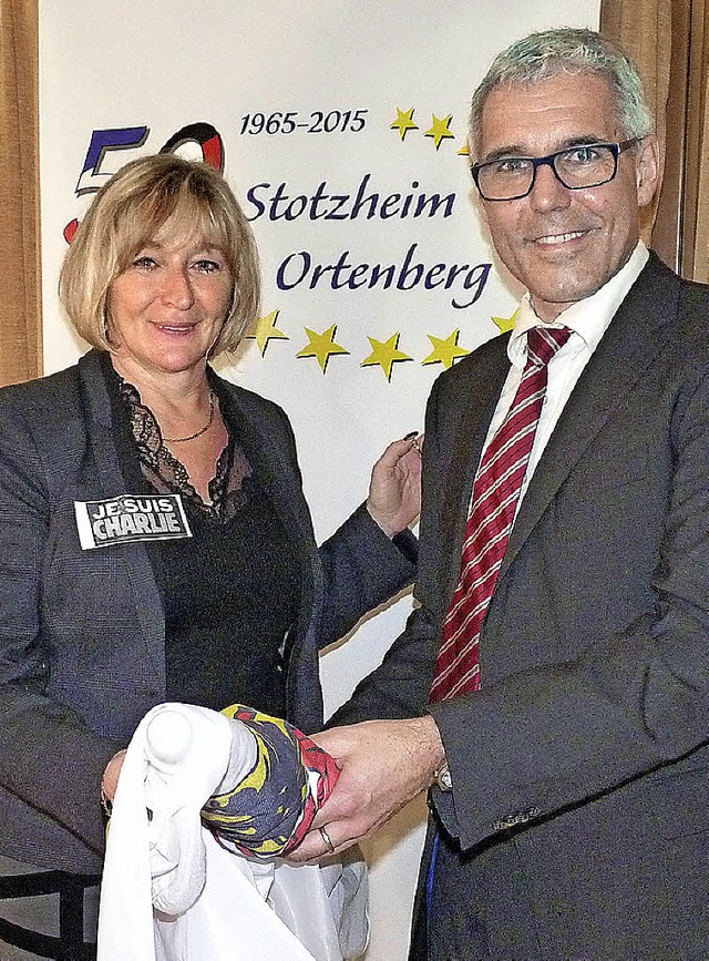 Markus Vollmer berreicht Cline Mastr...Fahne mit dem Ortenberger Ortswappen.   | Foto: Cornelia Weizenecker