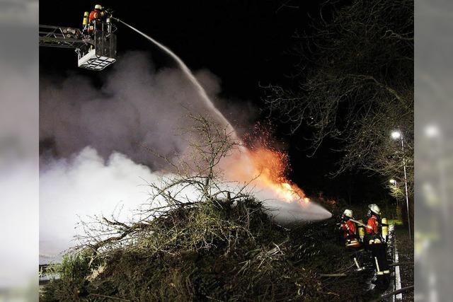 Christbaumbrand auf Recyclinghof