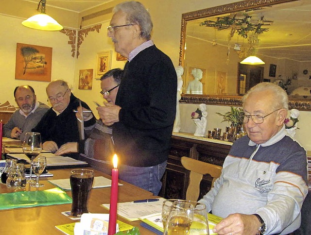 Vereinsvorsitzender Ewald Kunzelmann (...uen Verbandsvertreter Karl Thamerus.   | Foto: Albert Greiner