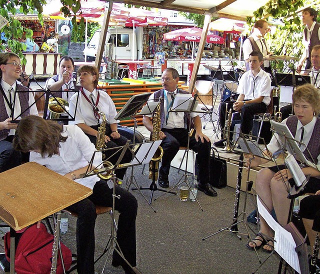Musik und Markt sind auch eine Traditi...mgang, hier der Musikverein Adelhausen  | Foto: Horst Khny