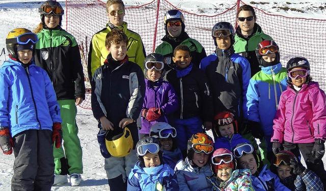 15 Kinder lieen sich von den Trainern...eh mit den Kanten und Stcken zeigen.   | Foto: Verein