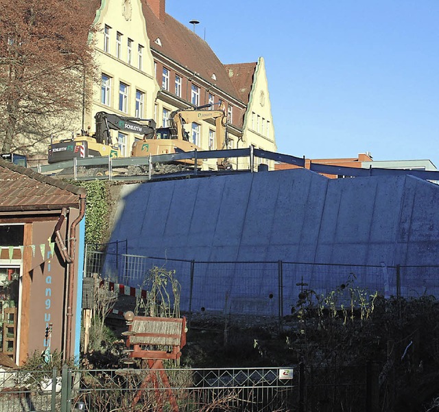 Wuchtig ist die westliche Sttzmauer der neuen Treppenanlage bei der Schule.   | Foto: Gottstein