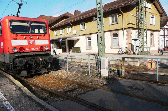Ein rgernis: Der Neustdter Bahnhof samt Rolltor (rechts).  | Foto: Sebastian Wolfrum