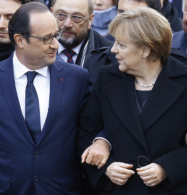 Untergehakt: Francois Hollande und Angela Merkel   | Foto: dpa