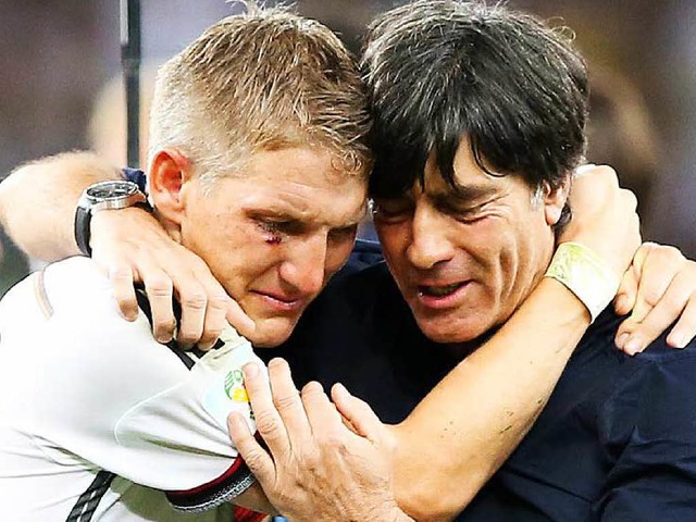 Gemeinsam stark: Lw und sein neuer Ka...tian Schweinsteiger nach dem WM-Finale  | Foto: dpa