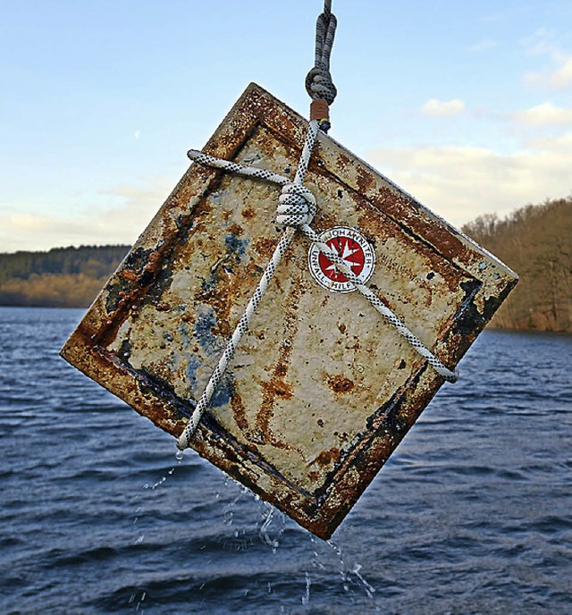 Ein Geldschrank wird aus dem Wasser geholt.   | Foto: dpa
