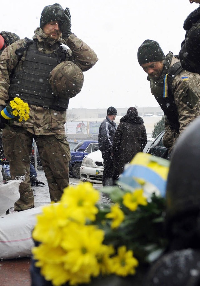 Ukrainische Soldaten werden am Bahnhof...tz im  Osten des Landes verabschiedet.  | Foto: AFP