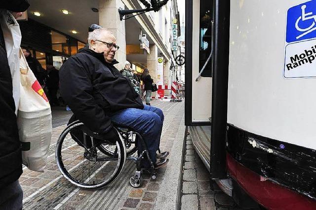 Rollstuhlfahrer beklagen weiter Barrieren am Bertoldsbrunnen