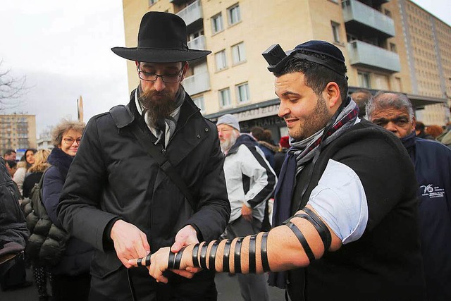 Zwei  Juden bereiten sich am Tatort de...rmarkt ein Gefhl der Verunsicherung.   | Foto: dpa