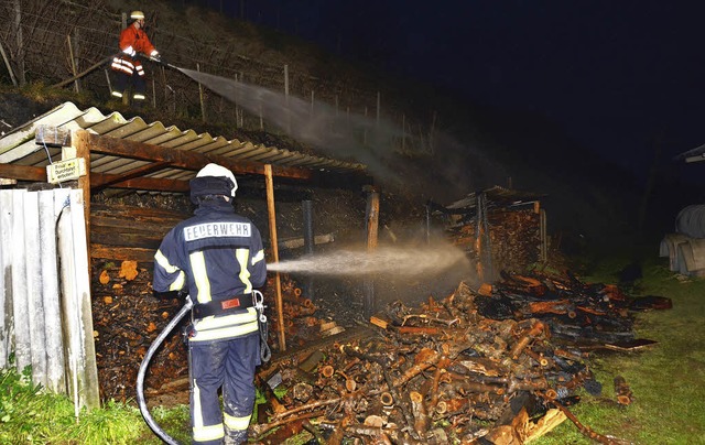 Kiechlinsbergen. Der restliche Holzstapel wird abgeduscht.  | Foto: Roland Vitt