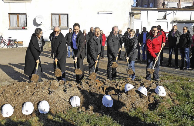 Spatenstich: Das neue Haus soll bis zu 53 Menschen beherbergen knnen.  | Foto: Simon Tenz