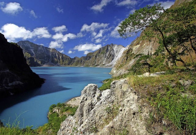 Schwimmen verboten: der Krater des aktiven Vulkans Pinatubo auf den Philippinen   | Foto: dpa
