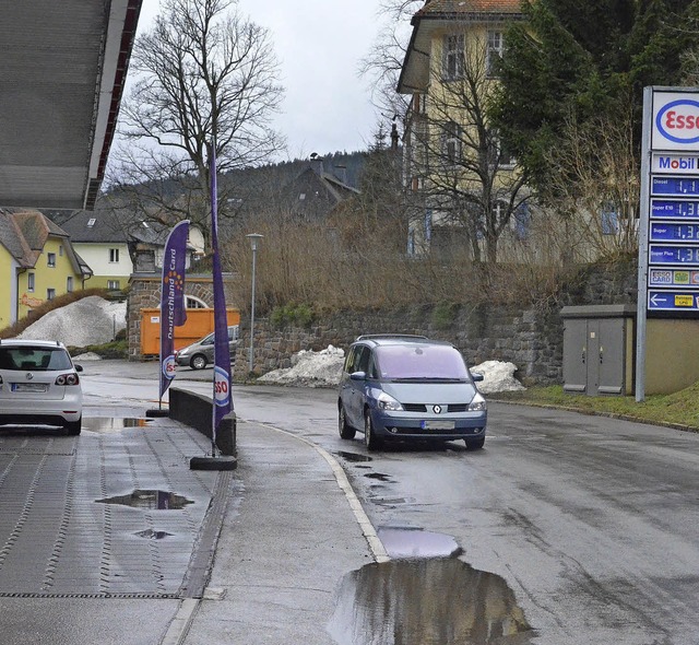 Bei der Tankstelle sollen Tanklastzge...le (rechts) soll neu gestaltet werden.  | Foto: Sebastian Barthmes