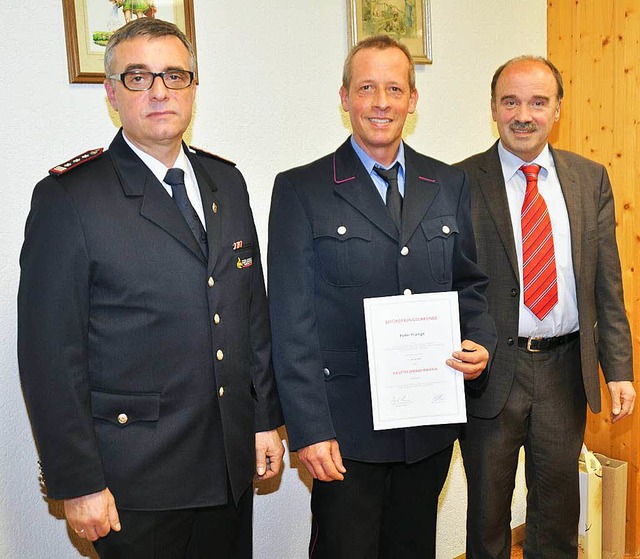 Peter Prange wird zum Hauptfeuerwehrma...Brgermeister Dieter Schneckenburger.   | Foto: Julius Steckmeister