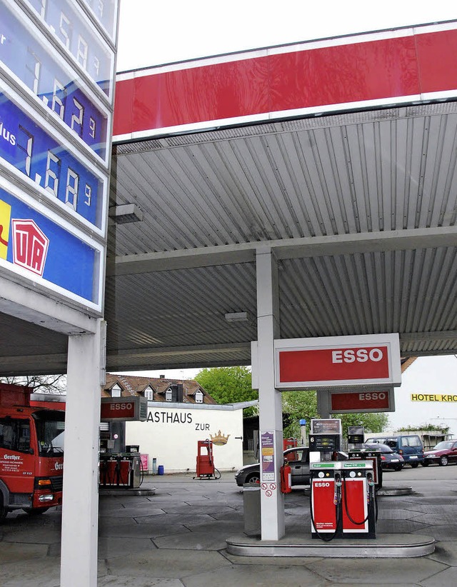 Die Tage der Haltinger Esso-Tankstelle  sind gezhlt.    | Foto: Lauber