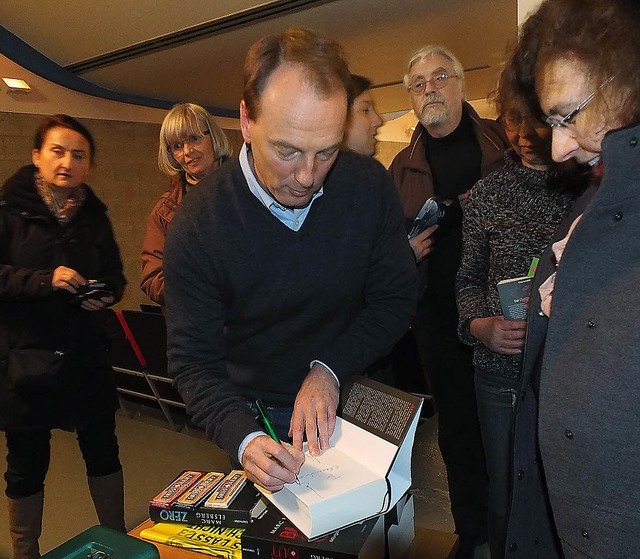 Nach der Lesung signierte Marc Elsberg seine Bcher.   | Foto: David-Wenk