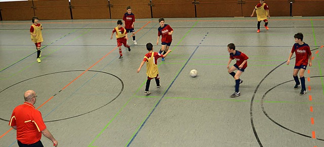 Spannende Ballbegegnungen gab es amWoc...den Jugend-Spielen in der Stadthalle.   | Foto: Paul Berger