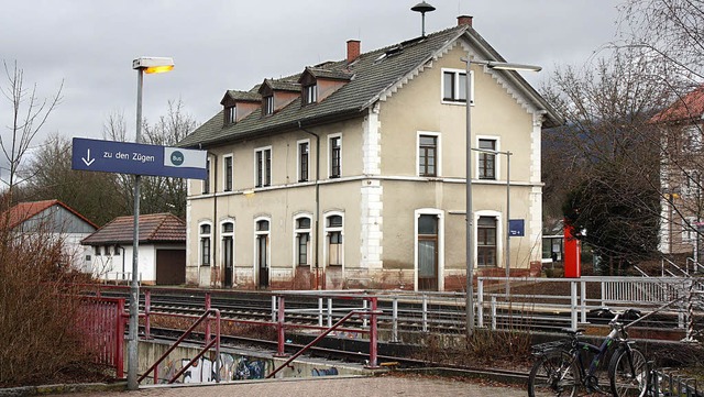 Das Bahnhofsgebude in Brennet und das... Verkauf an. Die Stadt hat Interesse.   | Foto: Barbara Schmidt