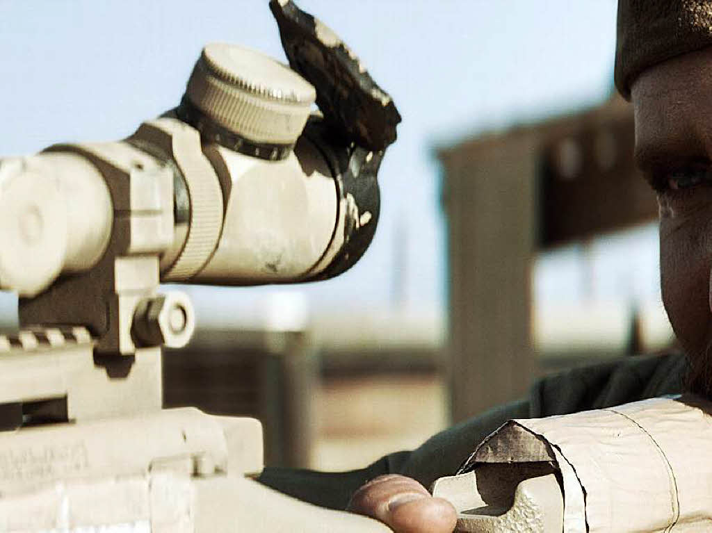 Bradley Cooper (nominiert als bester Hauptdarsteller) in einer Szene des Films „American Sniper“ (nominiert als bester Film). In Deutschland kommt der film am 26. Februar in die Kinos. 