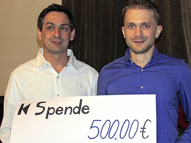 500 Euro berreichte Marco Gehring (li...ard Bhr, Hans Ehret, Rudolf Rderer.   | Foto: rebecca schlatterer