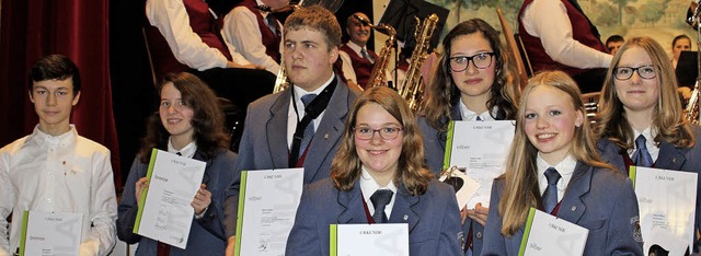 Ehrung beim Dreiknigskonzert des Musi...a Sttele (von links) entgegen nehmen.  | Foto: Christa Maier