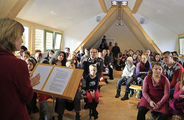 Leiterin Sabine Schaumann weiht mit Mi...enzahn-Montessori den neuen Saal ein.   | Foto: Sandra Decoux-Kone