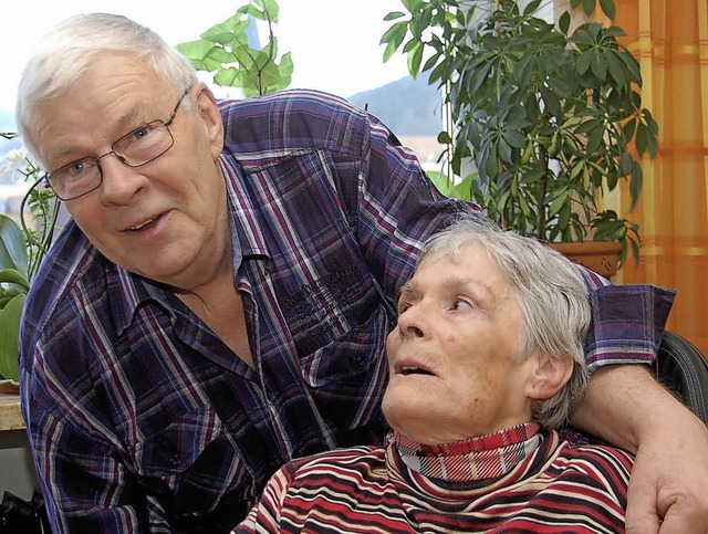 Burkhard Knapp und seine kranke Frau Hertha. Sie ist 2003 an Demenz erkrankt.   | Foto: Wolfgang Beck