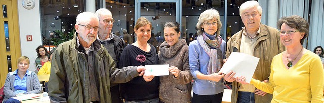 Grozgige Spenden fr den Asylkreis F...nd Angelika Nestmann vom  Sngerbund.   | Foto: Langelott
