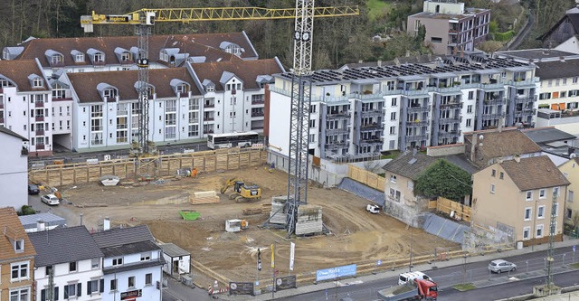 Hotelneubau: Die Grobaustelle zwische...fr die gesamte Bauzeit aufgerichtet.   | Foto: Nikolaus Trenz