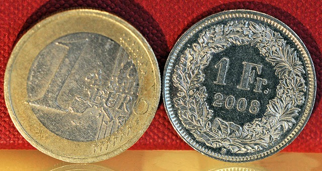Ungefhr gleichgro und seit gestern a...viel wert: Euro und Schweizer Franken   | Foto: dpa